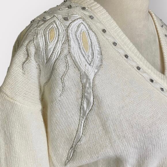 Cervelle Vintage V-Neck Sweater White - Picture 6 of 7